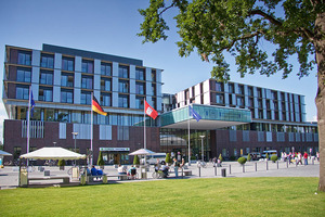 Thumb_800px-uke_entrance